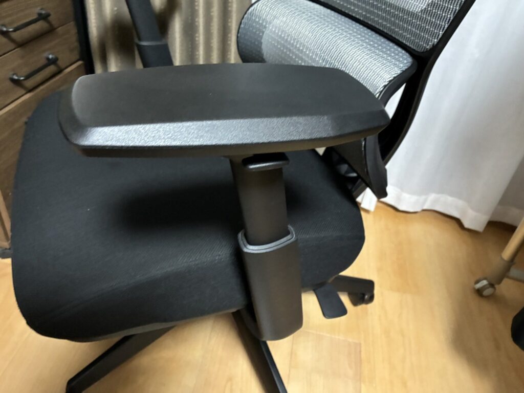 ニトリOC707の肘掛けと高さ調整の支柱