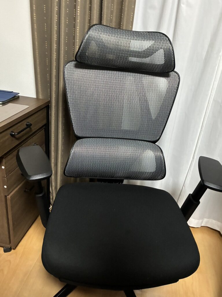 正面から見たニトリOC707のヘッドレスト、背もたれ、座面、肘掛け