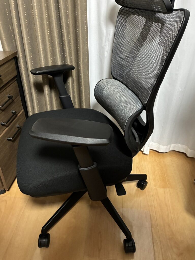 フローリングに置いたニトリOC707を斜め前から見た全体