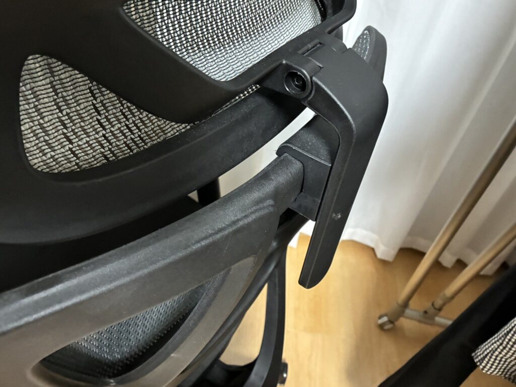 ニトリOC707のヘッドレストの角度を変える軸と取り付け部分