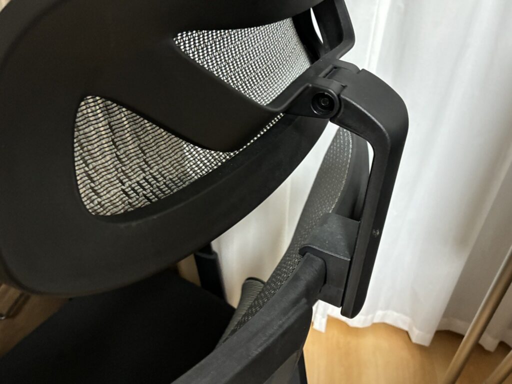 ニトリOC707のヘッドレストを背もたれの上部に取り付けている部分
