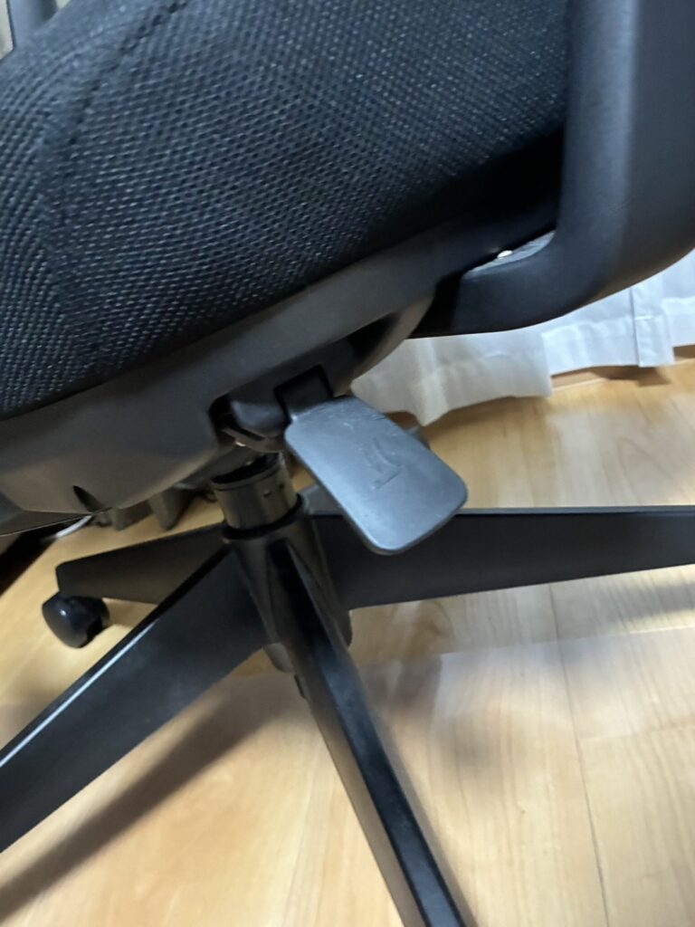 ニトリOC707の座面下のレバーとガスシリンダーまわり