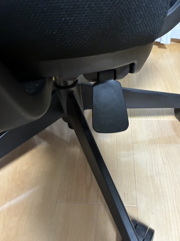 ニトリOC707の座面の下にある操作レバー