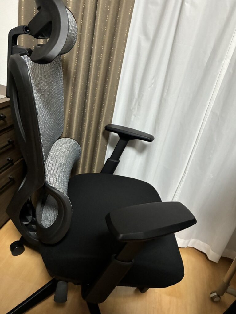 机の横に置いたニトリOC707を斜め横から見たところ