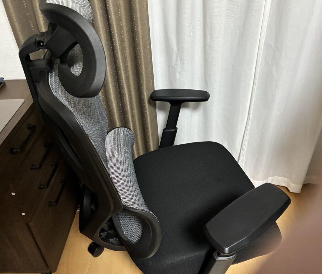 横から見たニトリOC707のヘッドレスト、背もたれ、ランバーサポート